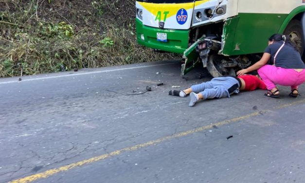 MOTOCICLISTA SE IMPACTA CONTRA AUTOBUS