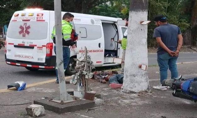 Motorizado pierde la vida tras impactarse con poste de luz en Cuitláhuac, Veracruz