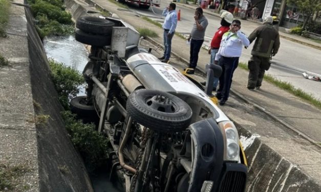 CAMIÓN REPARTIDOR DE GAS SE ACCIDENTE EN CANAL DE AGUAS NEGRAS