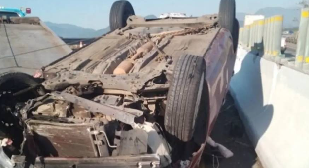 Aparatosa volcadura de auto en autopista Córdoba – Veracruz deja dos lesionados