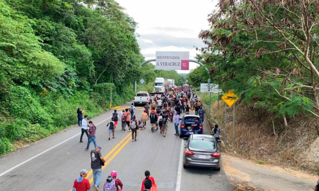 Autoridades retienen paso de caravana migrante “Éxodo de la pobreza” en Veracruz