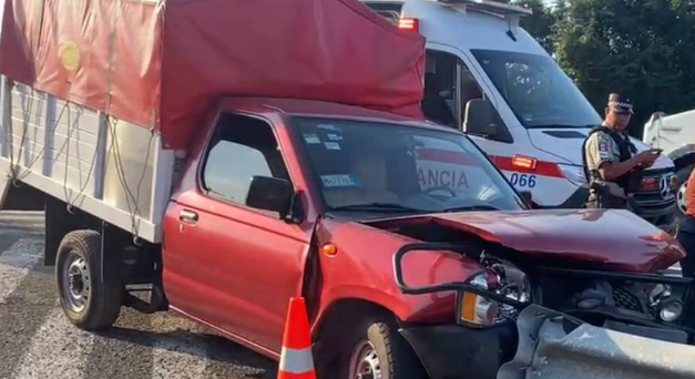 Se estampan contra valla de contención y cuatro personas terminan heridas, en carretera Tihuatlán – Poza Rica