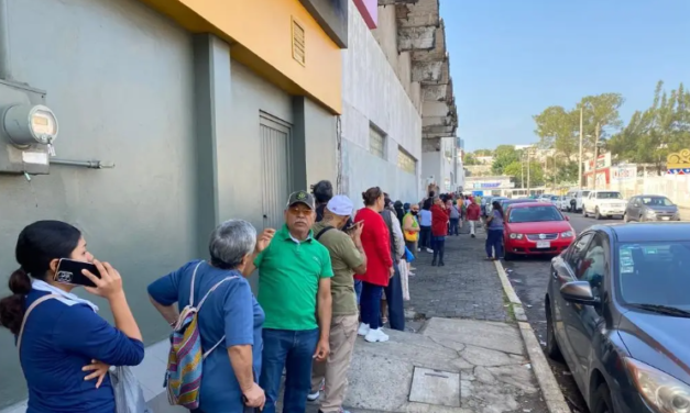 Largas filas para pagar el anual anticipado por el servicio del agua en Veracruz