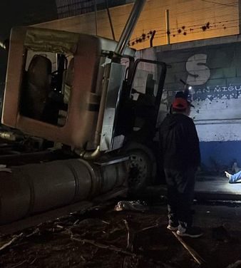 SE IMPACTA TRÁILER CONTRA BARDA DEL INGENIO EL POTRERO AL SER ARRASTRADO POR EL TREN