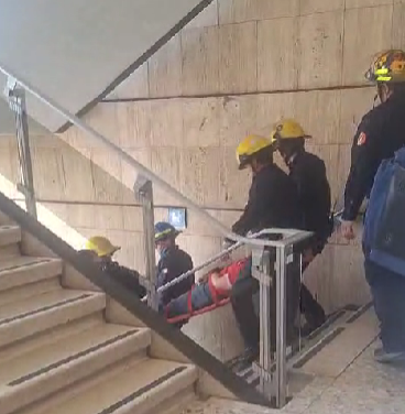 TORRE DE PEMEX EN CDMX SIN FUNCIONAR ELEVADORES, BAJAN ENFERMO POR ESCALERAS (VER VIDEO)