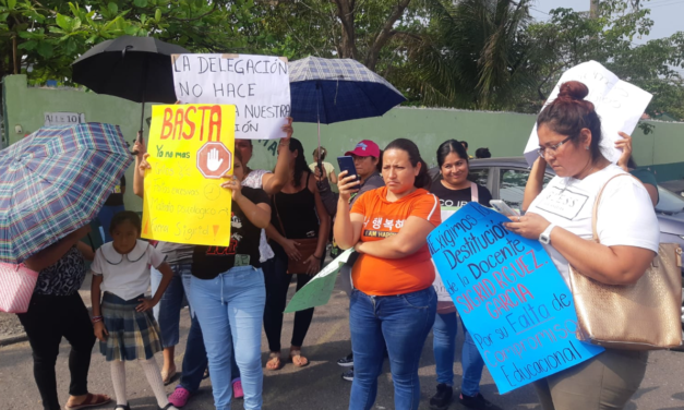 Padres toman escuela de Boca del Río, exigen destitución de maestra violentadora