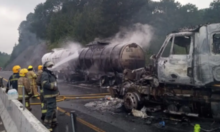 SOFOCAN INCENDIO DE TRÁILERES EN AUTOPISTA DE VERACRUZ