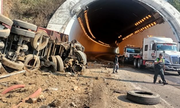 VOLCADURA DE TRÁILER EN CUMBRES DE MALTRATA