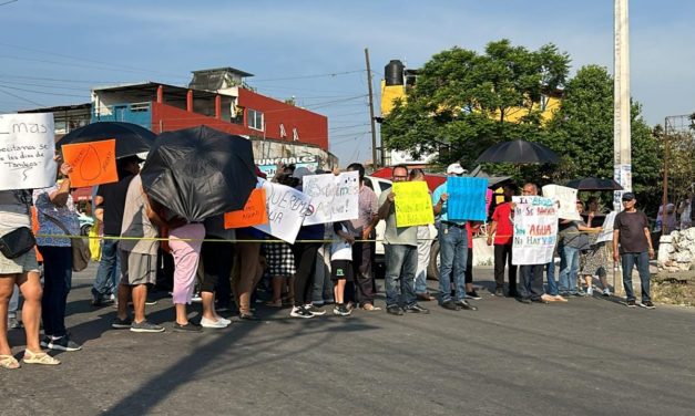 BLOQUEAN CALLES DE XALAPA POR FALTA DE AGUA