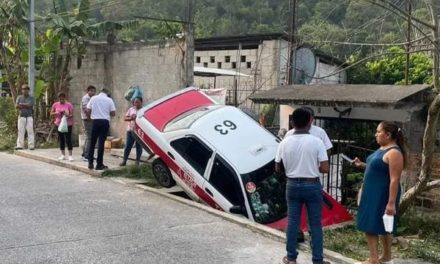 SE ACCIDENTA TAXI EN PAPANTLA (VIDEO)