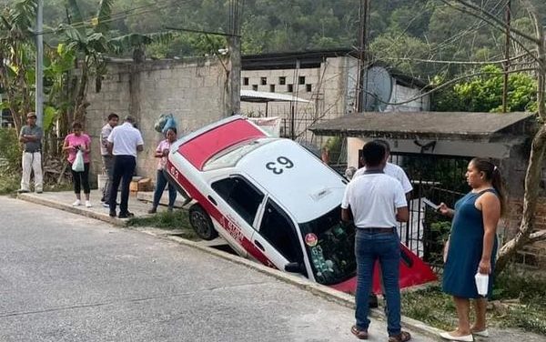 SE ACCIDENTA TAXI EN PAPANTLA (VIDEO)