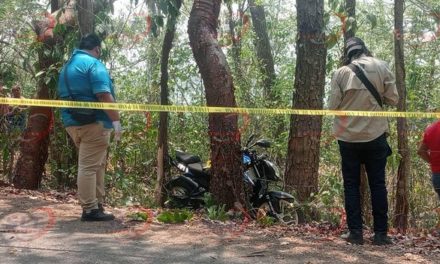 MUJER PIERDE LA VIDA AL DERRAPAR CON SU MOTO (VIDEO)