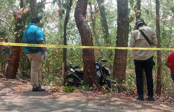 MUJER PIERDE LA VIDA AL DERRAPAR CON SU MOTO (VIDEO)