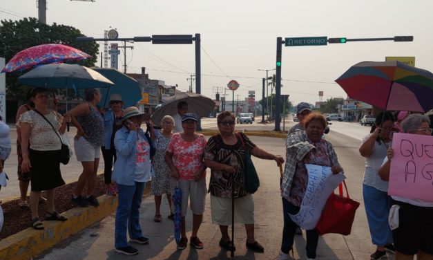 Bloquean avenida Rafael Cuervo por falta de agua en 3 colonias