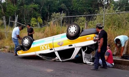 POR EXCESO DE VELOCIDAD VUELCA TAXI