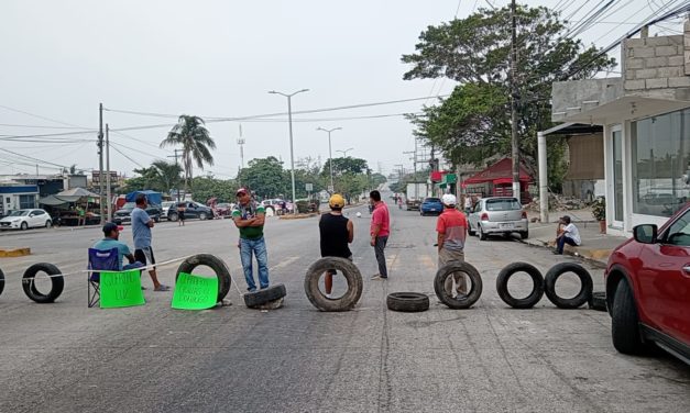 JAROCHOS BLOQUEAN AVENIDA JB LOBOS POR FALTA DE LUZ