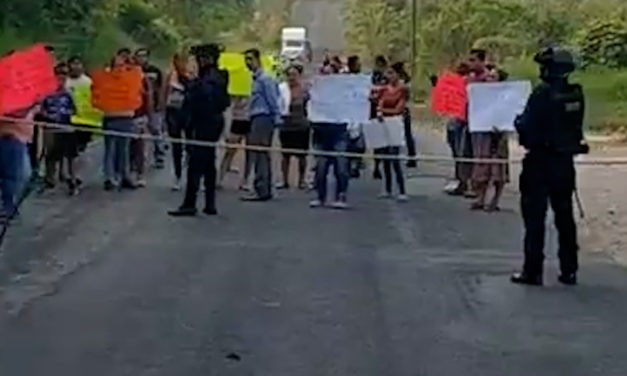 PADRES DE FAMILIA BLOQUEAN CARRETERA EN PAPANTLA, EXIGEN TERMINACIÓN  DE UN DOMO