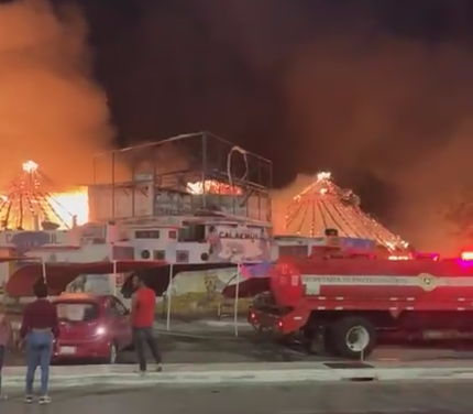 GRAVE INCENDIO EN PALAPAS DE LOS RESTAURANTES EN LA ZONA DE COCTELEROS EN CAMPECHE (VIDEO)