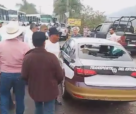 (VIDEO) TRANSPORTE PUBLICO DE VERACRUZ PRETENDÍA DETENER AUTOBUSES QUE SE DIRIGÍAN A EVENTO DE PEPE YUNES