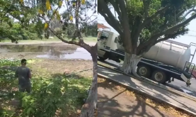 Hombre compra pipas de agua para vaciarlas en Laguna de Lagartos en Veracruz