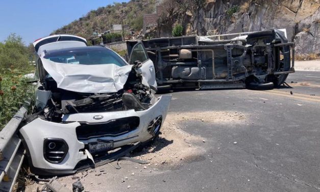 CHOCA DE FRENTE CONTRA OTRO EN CARRETERA