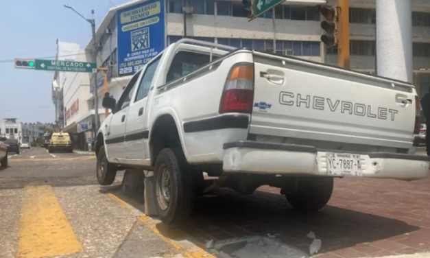 Queda volando sobre bolardos en centro de Veracruz