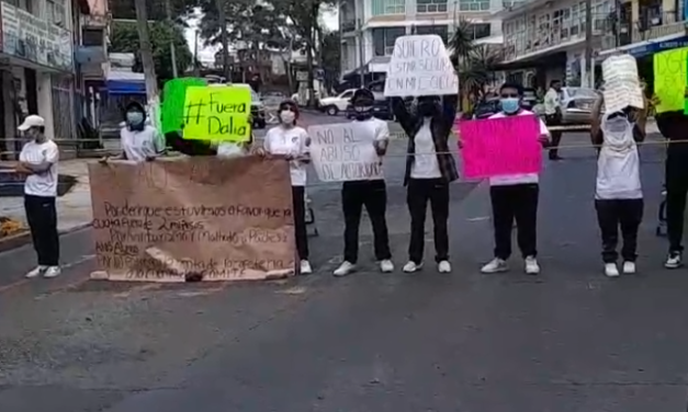 Estudiantes del CBTis 13 bloquearon avenidas de Xalapa para exigir la destitución de la directora