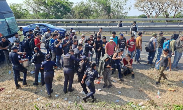 500 MIGRANTES DE ECUADOR Y HONDURAS FUERON ABANDONADOS EN LA CARRETERA DE COSOLEACAQUE