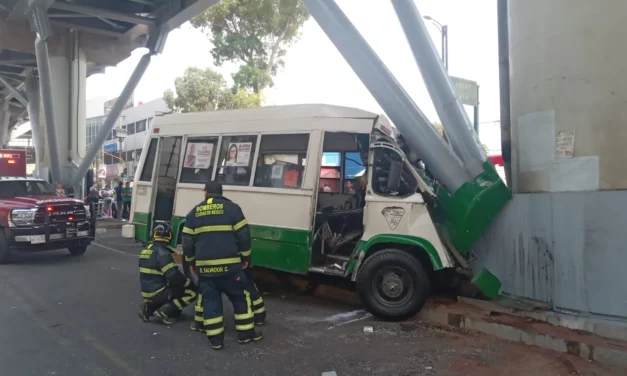 MICROBÚS SE ESTRELLA CONTRA COLUMNA DE LA LINEA 12 DEL METRO, HAY 10 LESIONADOS