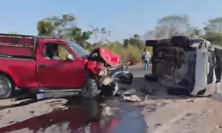 CINCO LESIONADOS AL CHOCAR Y VOLCAR DOS CAMIONETAS