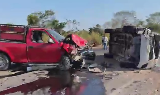 CINCO LESIONADOS AL CHOCAR Y VOLCAR DOS CAMIONETAS