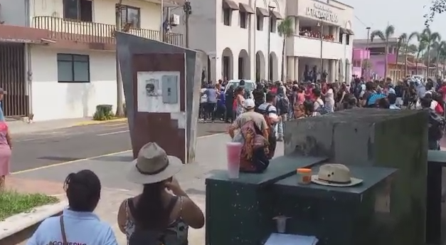 DESALOJO DEL PALACIO MUNICIPAL DE IXTACZOQUITLAN (video)