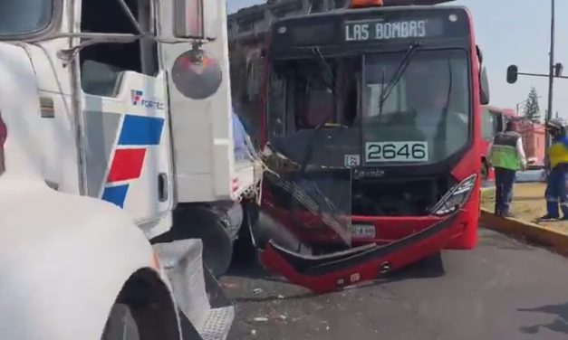 TRÁILER SE IMPACTA CONTRA METROBUS EN CDMX (VIDEO)