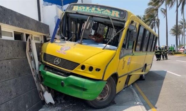 AUTOBÚS DE PASAJE SE IMPACTA CONTRA LA FACHA DE UNA ESCUELA EN VERACRUZ PUERTO (VIDEO)