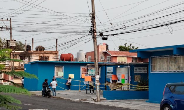 SUPERVISOR ESCOLAR INTENTA ROBAR RECURSO FEDERAL A PRIMARIA DE BOCA DEL RIO