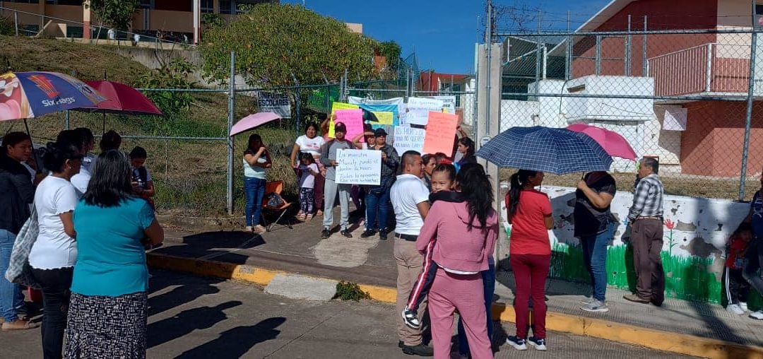 👉PADRES DE FAMILIA BLOQUEAN ACCESO A 📗JARDÍN DE NIÑOS