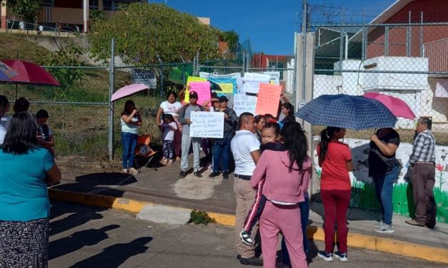 👉PADRES DE FAMILIA BLOQUEAN ACCESO A 📗JARDÍN DE NIÑOS