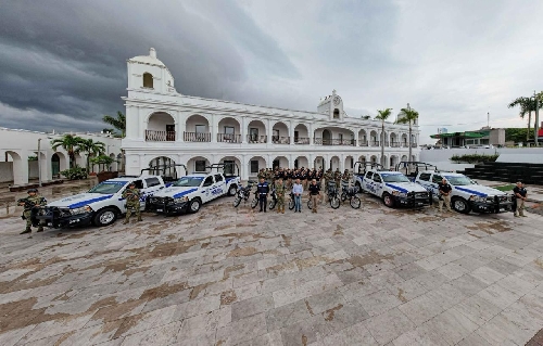 ENTREGAN VEHÍCULOS A LA POLICÍA DE BOCA DEL RIO