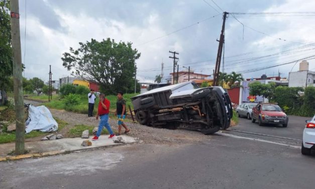 CAMIONETA CAE EN ZANJA CERCA DE LA VÍA DEL TREN Y QUEDA VOLCADA.