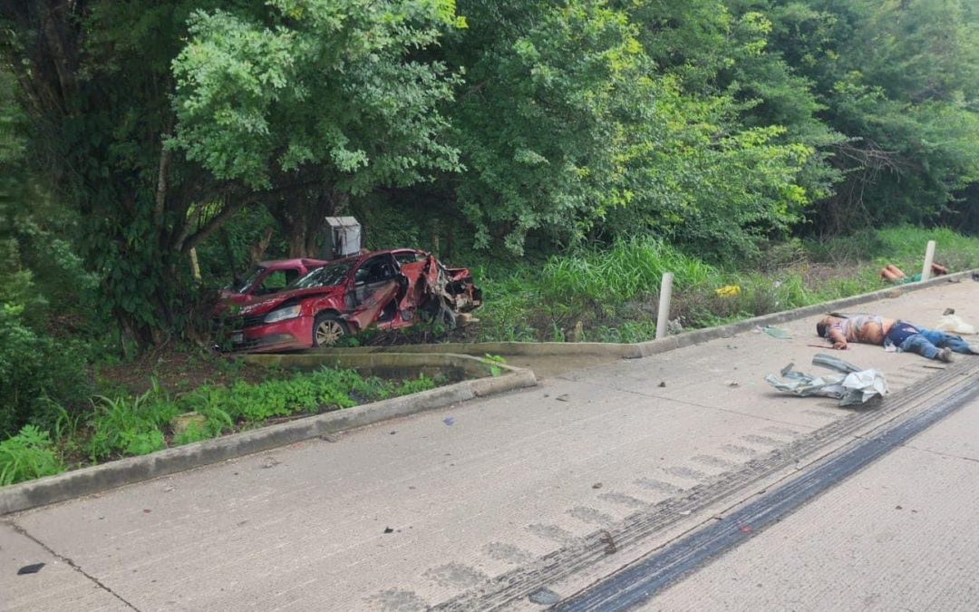 SANGRIENTO ACCIDENTE EN LA PISTA, EN EL KM 28, A LA ALTURA DE COACOTLA; 2 MUERTOS Y 4 LESIONADOS