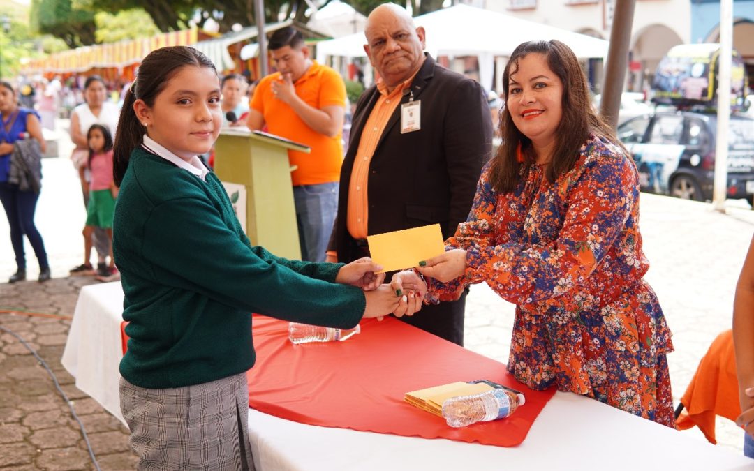 INICIA ENTREGA DE ESTÍMULOS ECONÓMICOS A 700 ESTUDIANTES DE IXHUATLÁN DEL CAFÉ CON RECURSOS MUNICIPALES