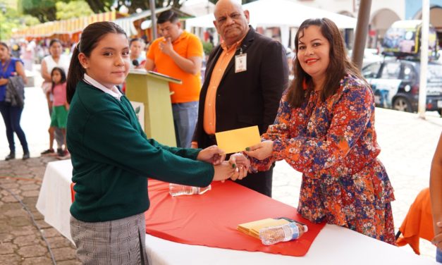 INICIA ENTREGA DE ESTÍMULOS ECONÓMICOS A 700 ESTUDIANTES DE IXHUATLÁN DEL CAFÉ CON RECURSOS MUNICIPALES