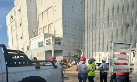 RESCATAN CUERPOS EN EMPRESA TRIMEX DE COATZACOALCOS