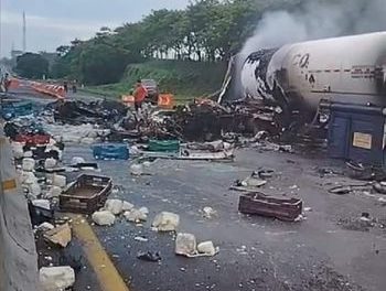 TRÁGICO ACCIDENTE ENTRE DOS TRAILERS EN ACAYUCAN (fotos)