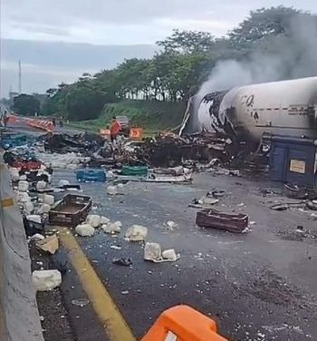 TRÁGICO ACCIDENTE ENTRE DOS TRAILERS EN ACAYUCAN (fotos)