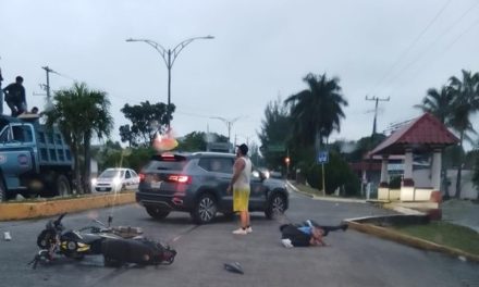 🏍DOS JÓVENES QUE NO PORTABAN CASCO EN LA MOTOCICLETA DONDE VIAJABAN, SUFREN GRAVE ACCIDENTE