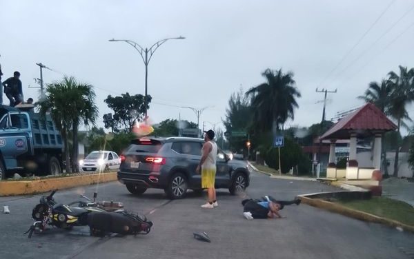 🏍DOS JÓVENES QUE NO PORTABAN CASCO EN LA MOTOCICLETA DONDE VIAJABAN, SUFREN GRAVE ACCIDENTE