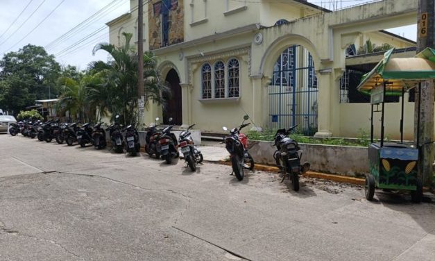 DENUNCIA CIUDADANA, MOTOCICLISTAS NO RESPETAN ENTRADAS DE COCHERAS EN SERVICIO