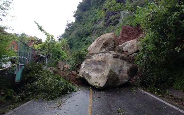 👉TRANSITO INCOMUNICADO POR DERRUMBE DE CERRO