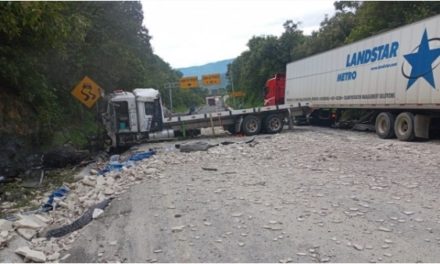 APARATOSO ACCIDENTE EN CUMBRES DE MALTRATA